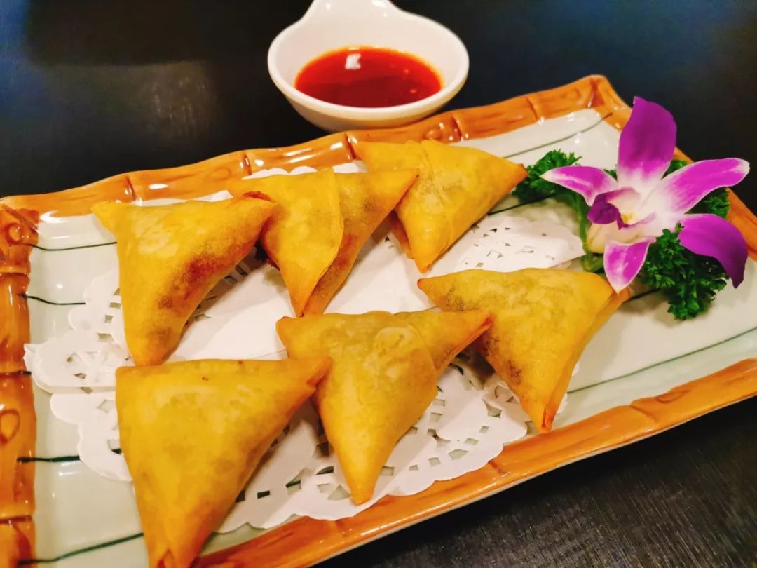 清蒸海鲈鱼 泰式咖喱海鲜豆腐 泰式冬阴功珍菌汤 印度咖喱角 ._商家