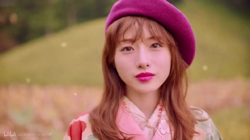 石原里美也非常会发挥自己的优势,因为喜欢自己化妆,所以她会经常给