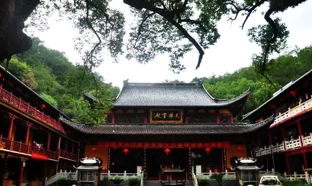 仁寿寺位于城区南明山上,始建于宋代乾德三年(965),是莲都区