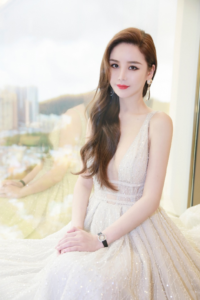 她曾获"完美曲线女孩"奖,模仿邱淑贞有模有样,还特意改了名_邱意浓