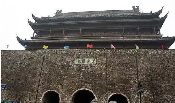 朱元璋就下诏选择在濠州(今凤阳)西二十里山南陂上建都,"命有司建置