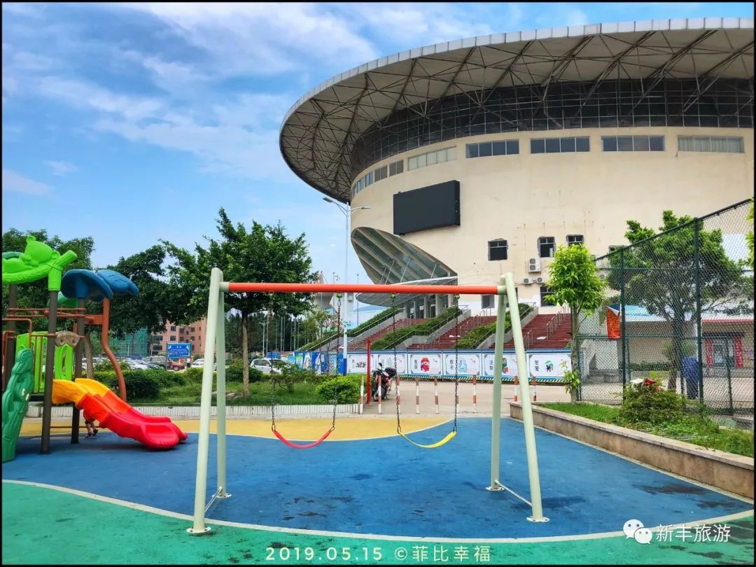 体育馆政府广场开阔明亮,每当夜幕降临时,这里的人流便多了起来.