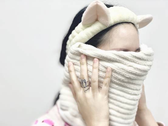 做法:将毛巾浸在热水中,然后拧干毛巾,将干的热毛巾敷在脸部3分钟