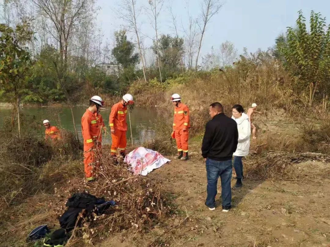 馬頭鎮一名七歲男孩採砂坑中溺水遺體已被打撈上岸