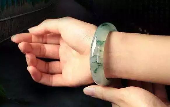 左手戴玉右手戴银佩戴首饰大有讲究