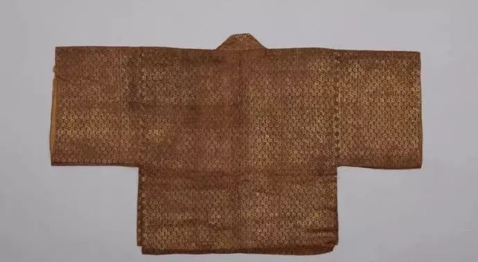 两位皇帝,头戴钹笠帽,身上外穿龙纹胸背搭护,内穿通袖膝龙襕窄袖袍.