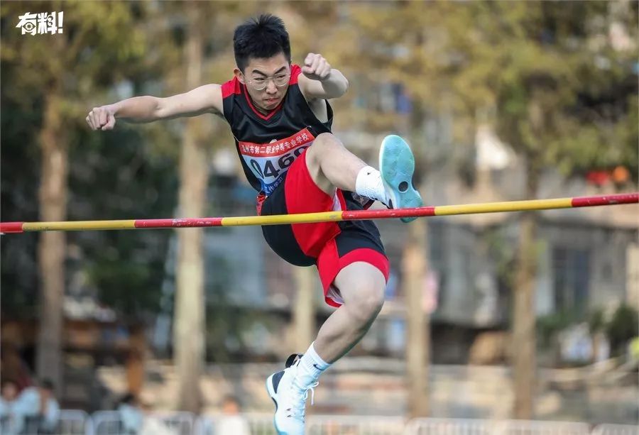 18会2周婧同样是短跑,你的面前比短跑运动员多了几道高高的栏架.