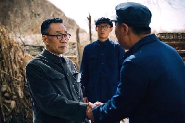 李雪健老师扮演的是经济学家,华阳大学教授吴文渊,剧中他是吴蔚然和