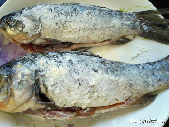 特别是鱼肚子里的那一层黑膜一定要清理干净,不然会又腥又苦