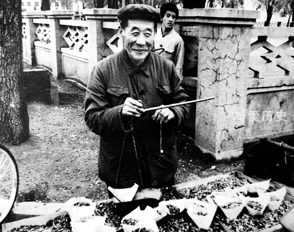 原创八十年代丹东老照片5分钱称身高体重路边笑着卖瓜子的老大爷