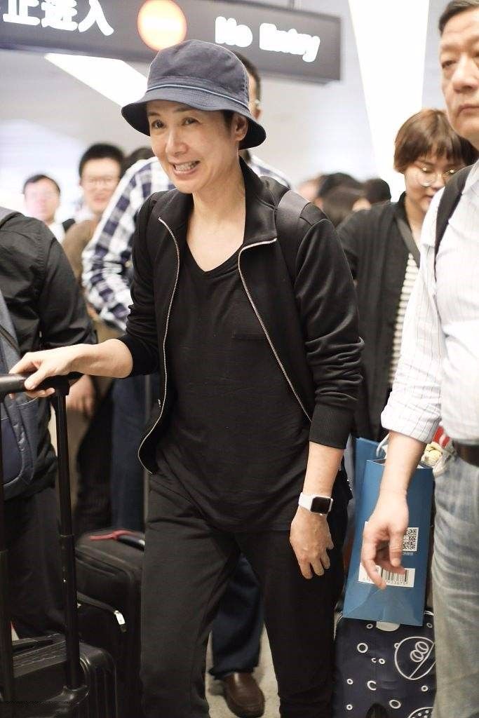 原创蒋雯丽素颜现身,老的没一点女人味,打扮的很普通!