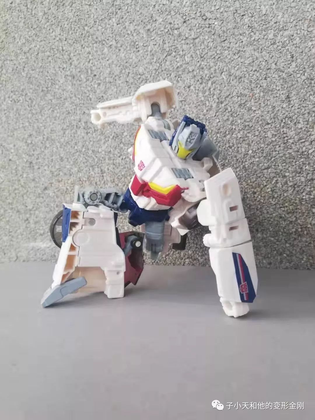 【评玩具】子小天:岑测评《变形金刚 泰坦回归 夺路,白色小车比郭文更