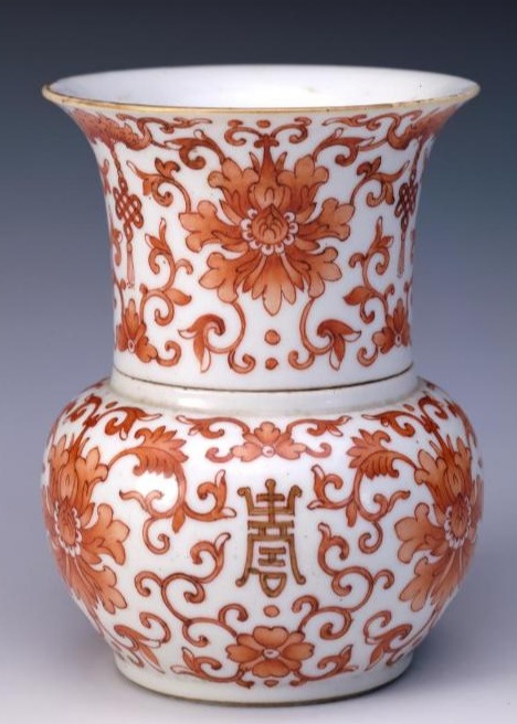 清道光 红绿彩描金团寿字蝠纹碗清道光 矾红地拔白里寿字外蝠纹盘清