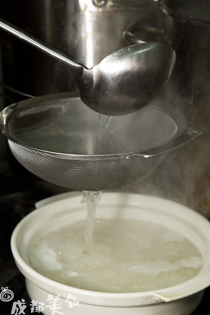 粥底火锅是以东北珍珠米,泰国香米和糯米熬煮4小时,上桌前会再加入鲜