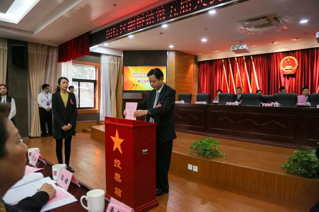 李小山当选颛桥镇人民政府镇长