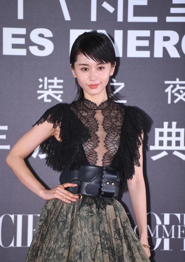 王子文穿过多种款式的礼裙,造型风格多样,比如这件深v礼裙,这件礼裙