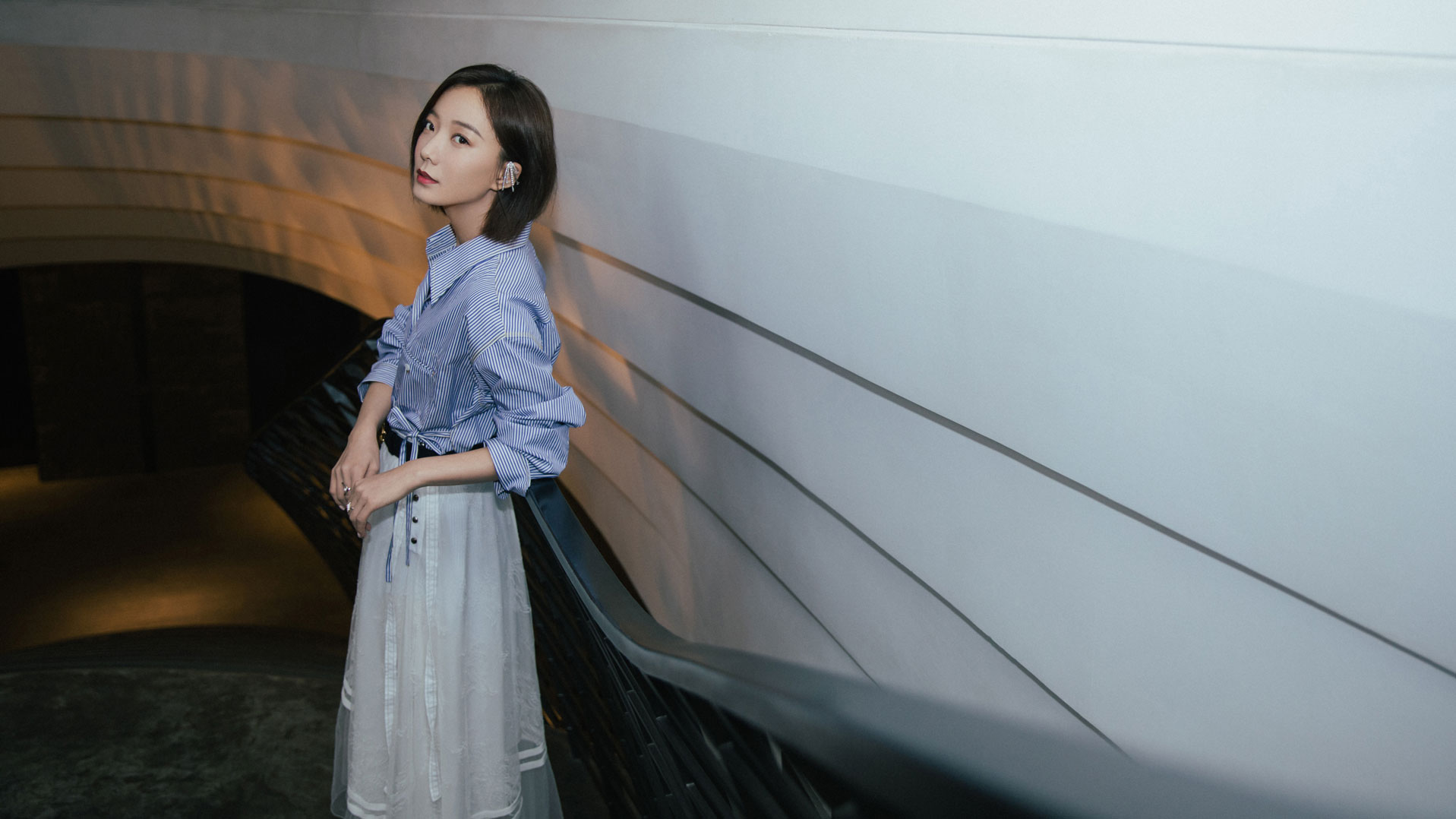 王珞丹受邀出席成都时装之夜 一身蕾丝连衣裙化身时尚精灵