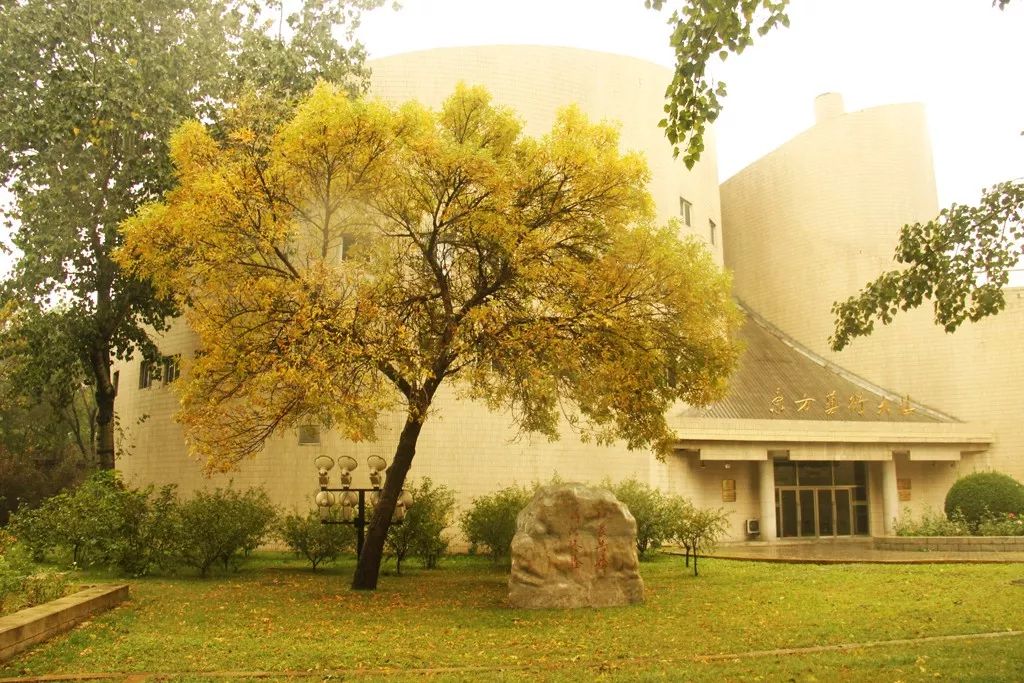 摄影图片来自王俊峰(南开大学文学院2008级中文系)《南开秋天》南开的