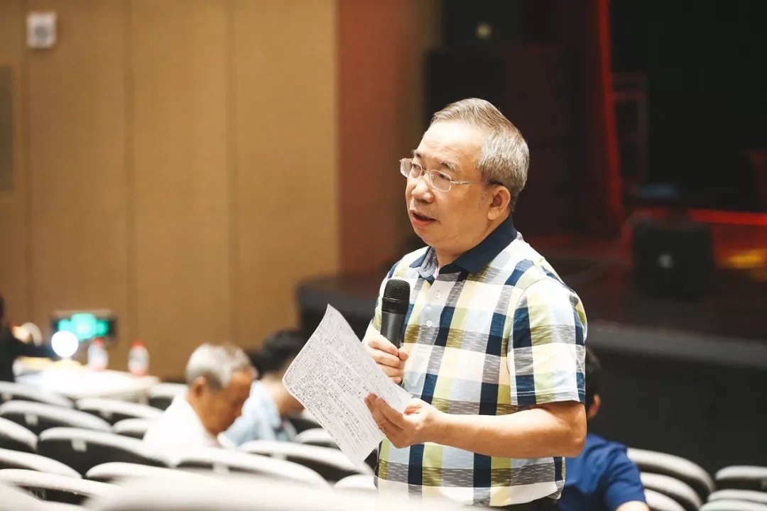 评委胡永平对合唱组团队进行点评本次决赛评委阵容强大,邀请到了广东