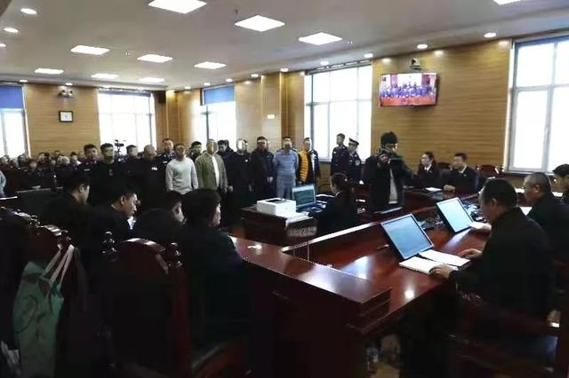 以被告人于洋为首的被告人纪洪伟,高志兴等人经常纠集在一起,在松原市