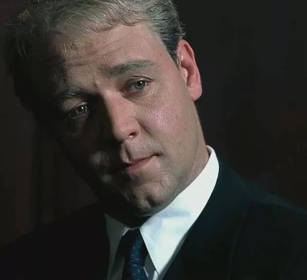 《角斗士》男神罗素·克劳当众理裤头尴尬了!为戏增肥胖若两人_电影