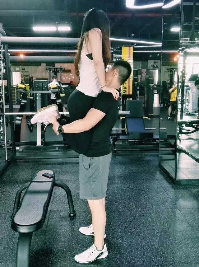 性感尤物竟被48岁肌肉大叔泡走网友美女与野兽