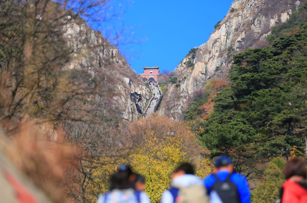 我们坐车来到半山腰的中天门,以小组为单位,开始向南天门进军.