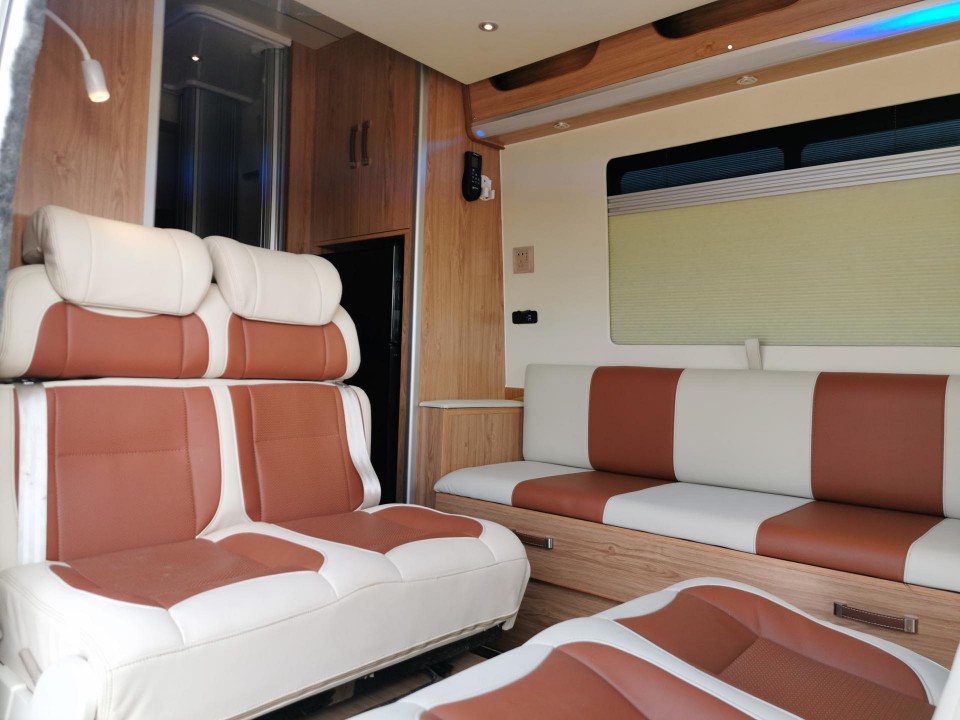 应运而生再创新品亚星b型6座中置豪华电动升降床房车