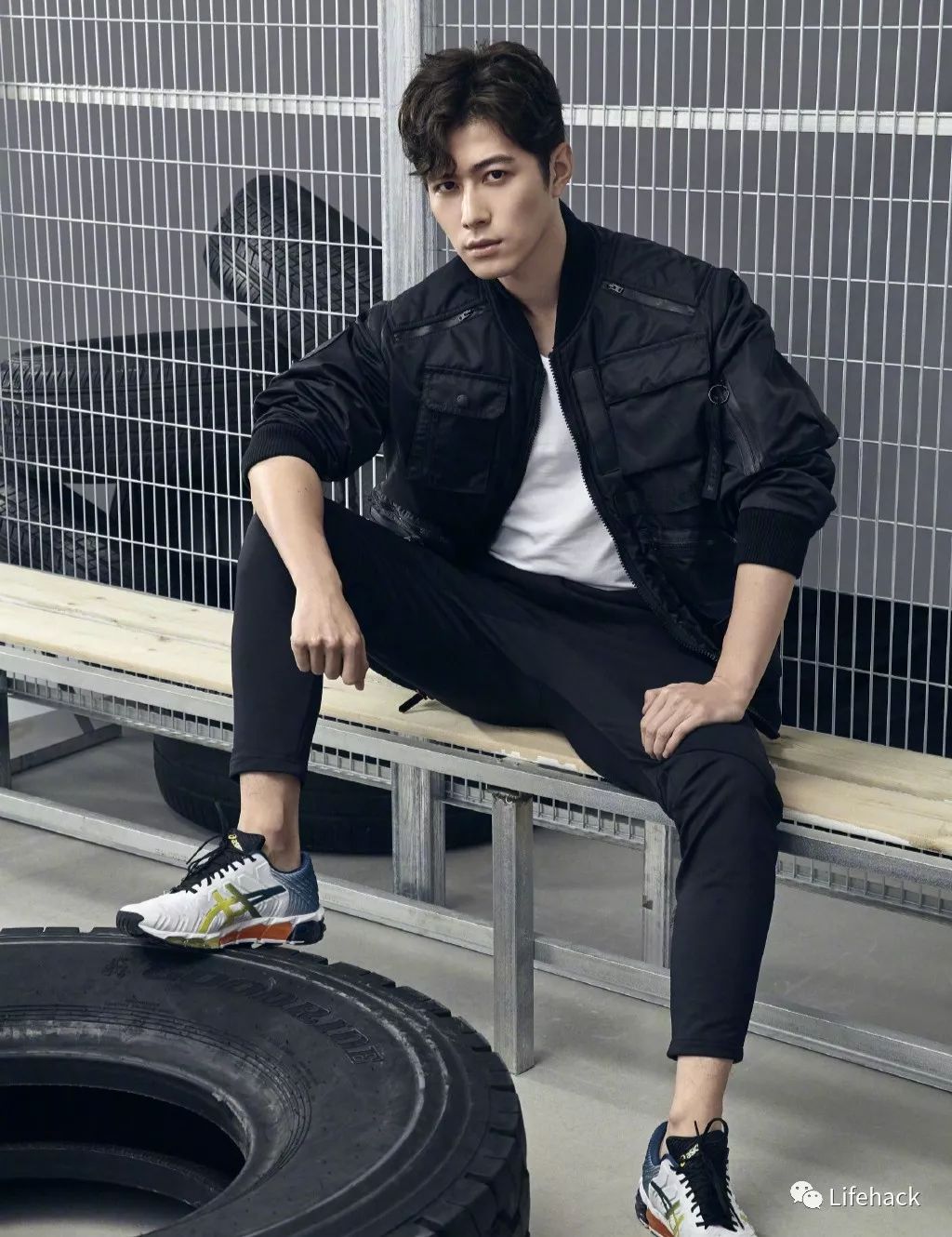 29岁陈学冬撩衣秀腹肌,网友:爱死这肉体了