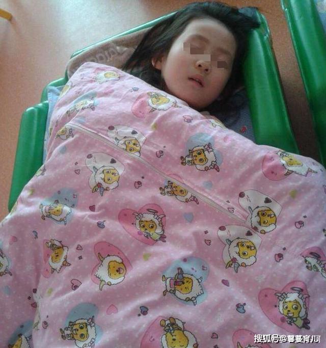 原创6岁女孩写个作业满头大汗孩子身上的夹腿综合征咋回事