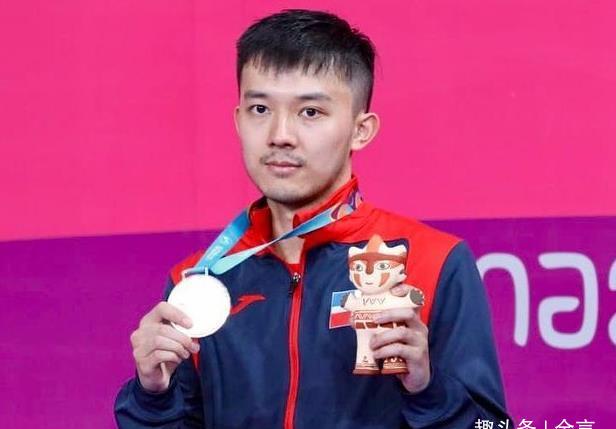 本次比赛的男单亚军得主不是别人,正是前国乒直拍打法选手——吴家骥