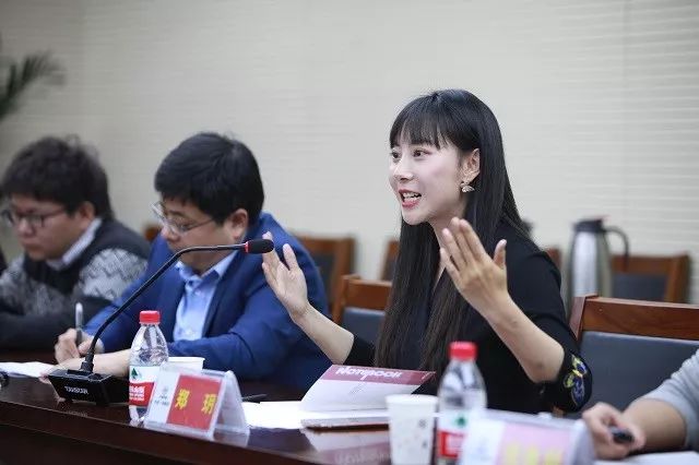节目组主持人郑玥动情地讲述了采访过程中刘争平的四次流泪,以及