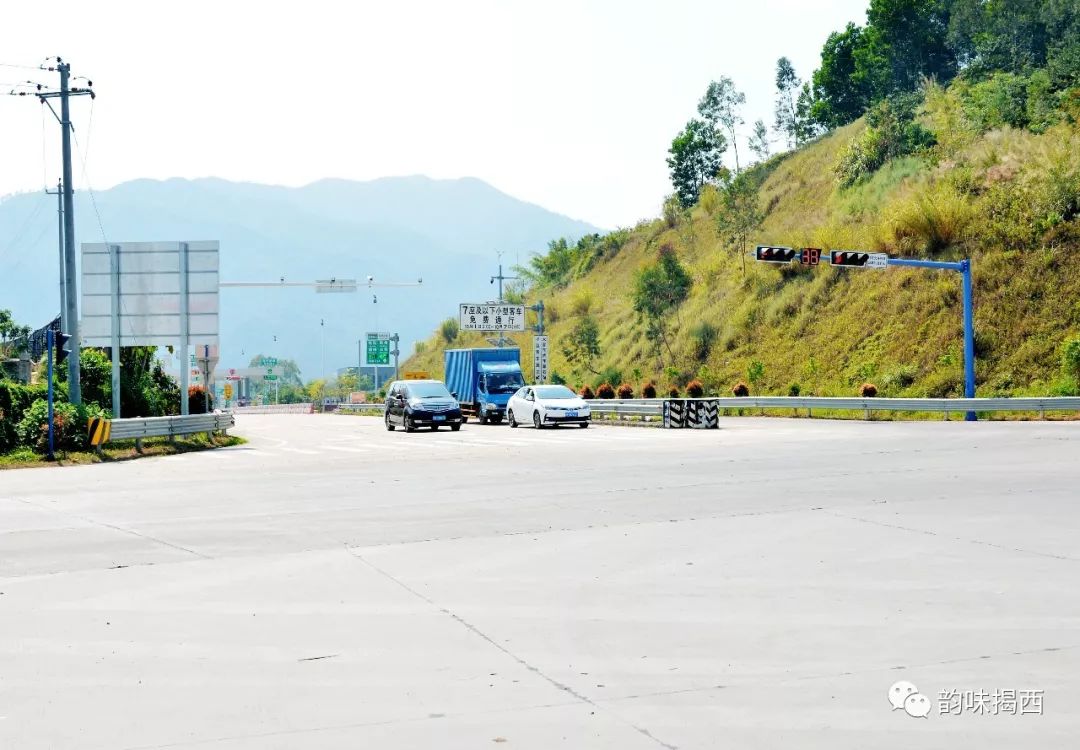 司机们,坪上的这个路口可以右转啦,为揭西交警点赞!