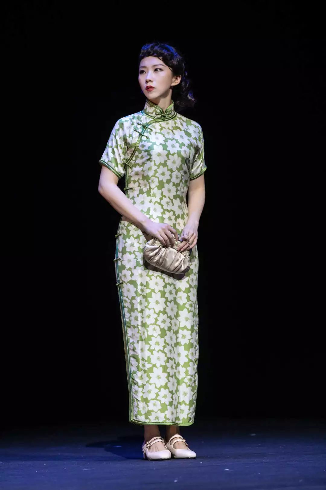 饰 老克腊)袁野(饰 程先生)李超(饰 康明逊)吕梁(饰 李主任)沈佳妮(饰