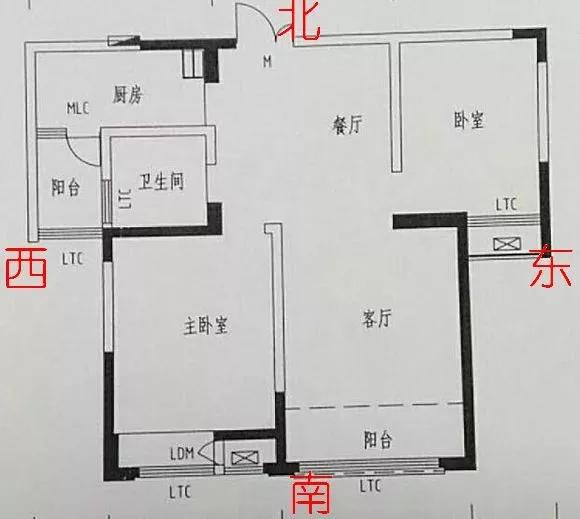 户型图(如上)的方位,入户门朝北,南面阳台外是一条城市主干道.