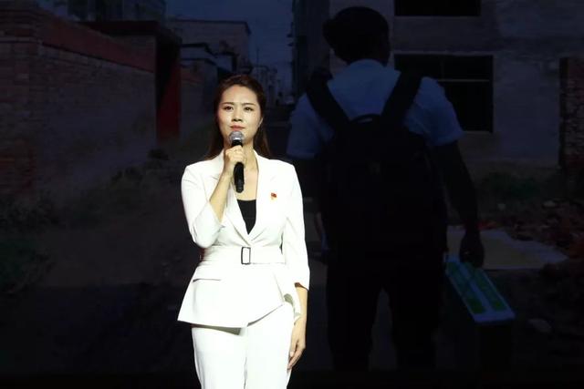 来自商丘广播电视台交通广播的记者侯晓慧已经在工作岗位上工作了11年