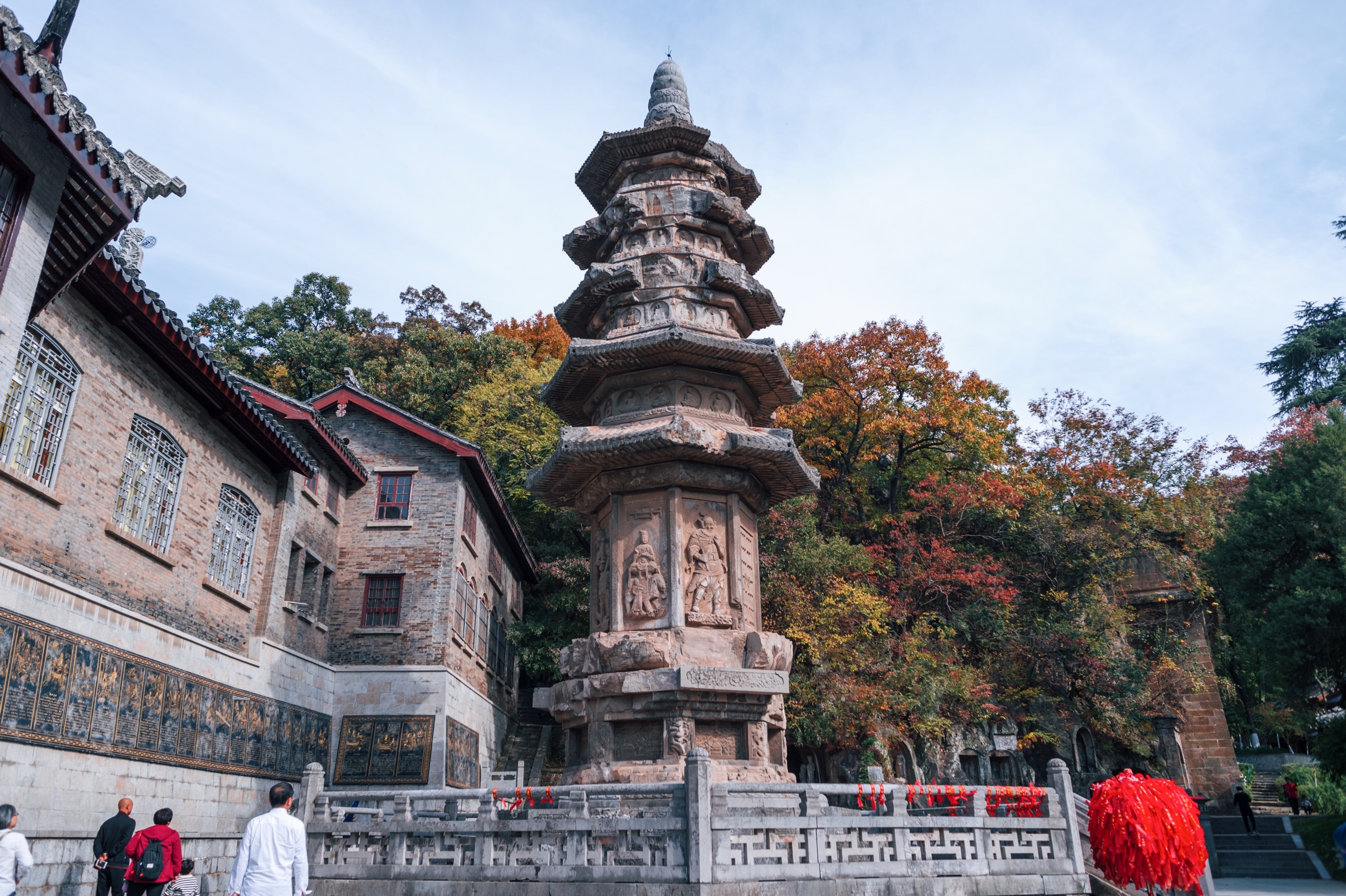 南京栖霞寺,不仅坐拥江南最美的秋天,还是中国四大名刹之一