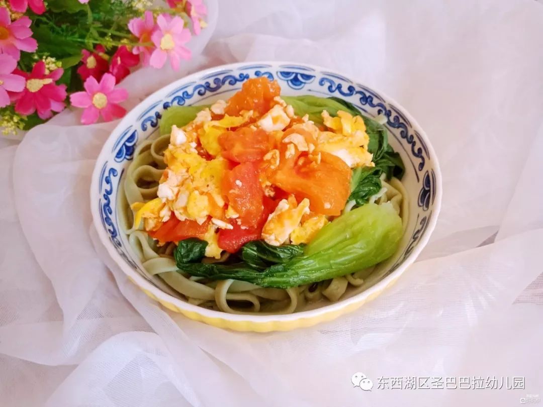 黑芝麻米饭 香酥龙利鱼 莲藕筒子骨汤间点:柚子早餐:番茄鸡蛋打卤面