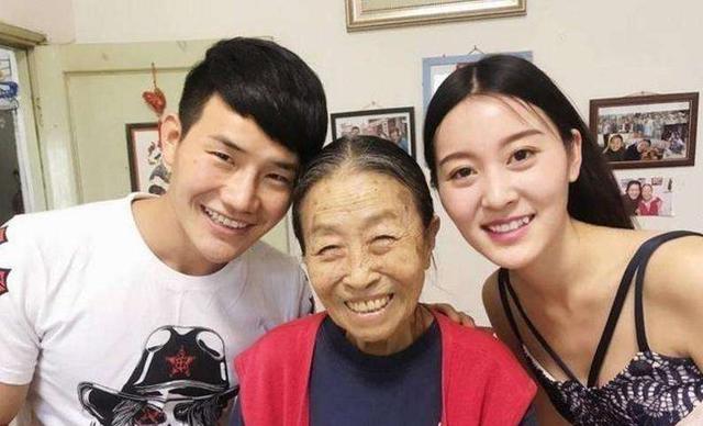 实际上谢孟伟与郭珊珊当初宣布结婚就非常突然,在2017年5月,28岁的