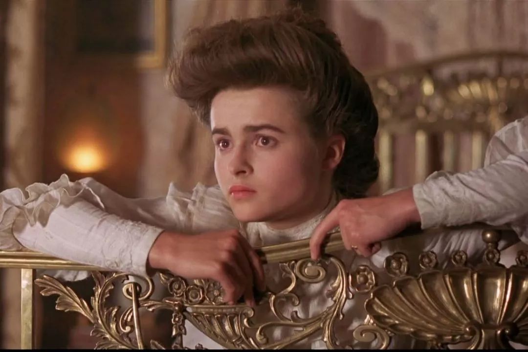 家族败落后,她成了英国最"疯癫"的女演员_海伦娜