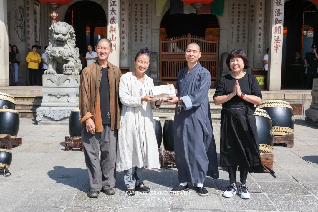 现场,南普陀寺监院德煌法师与优人神鼓创办人暨艺术总监刘若瑀,音乐
