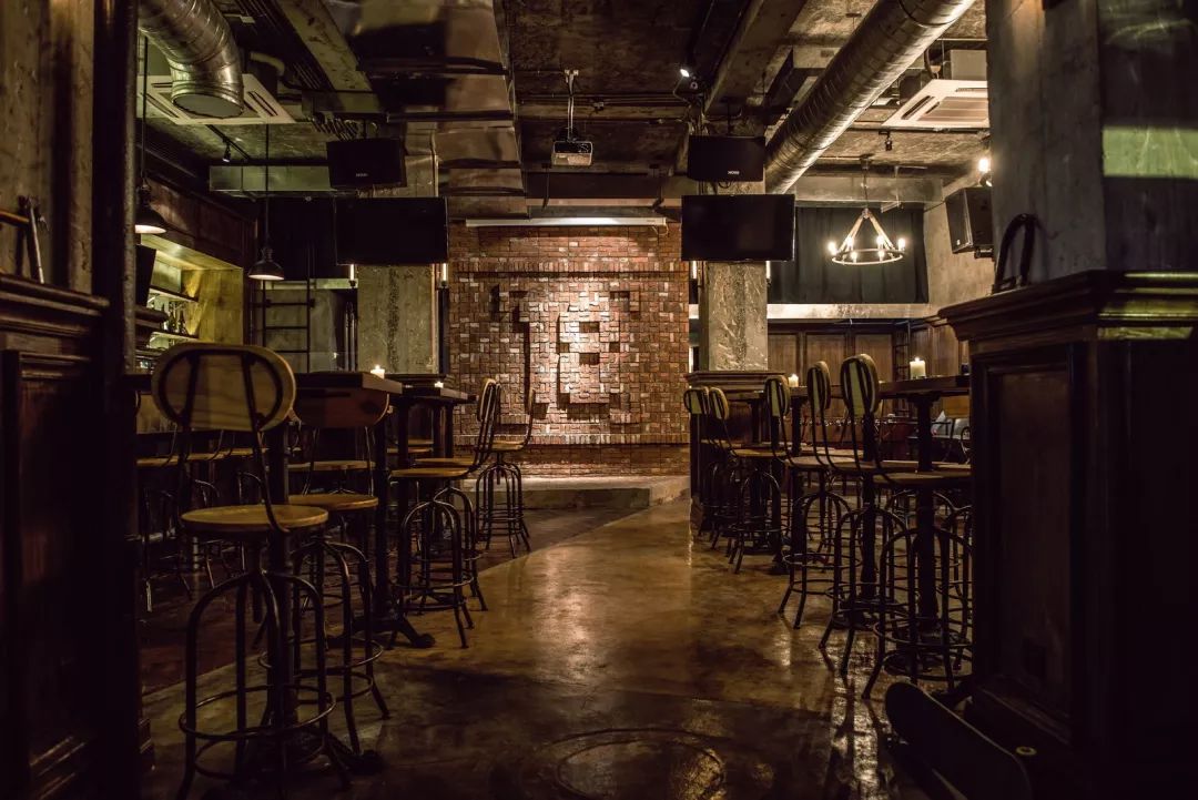 18号酒馆,成立于2013年,六年间,他们建立了华中第一个精酿啤酒厂牌,所