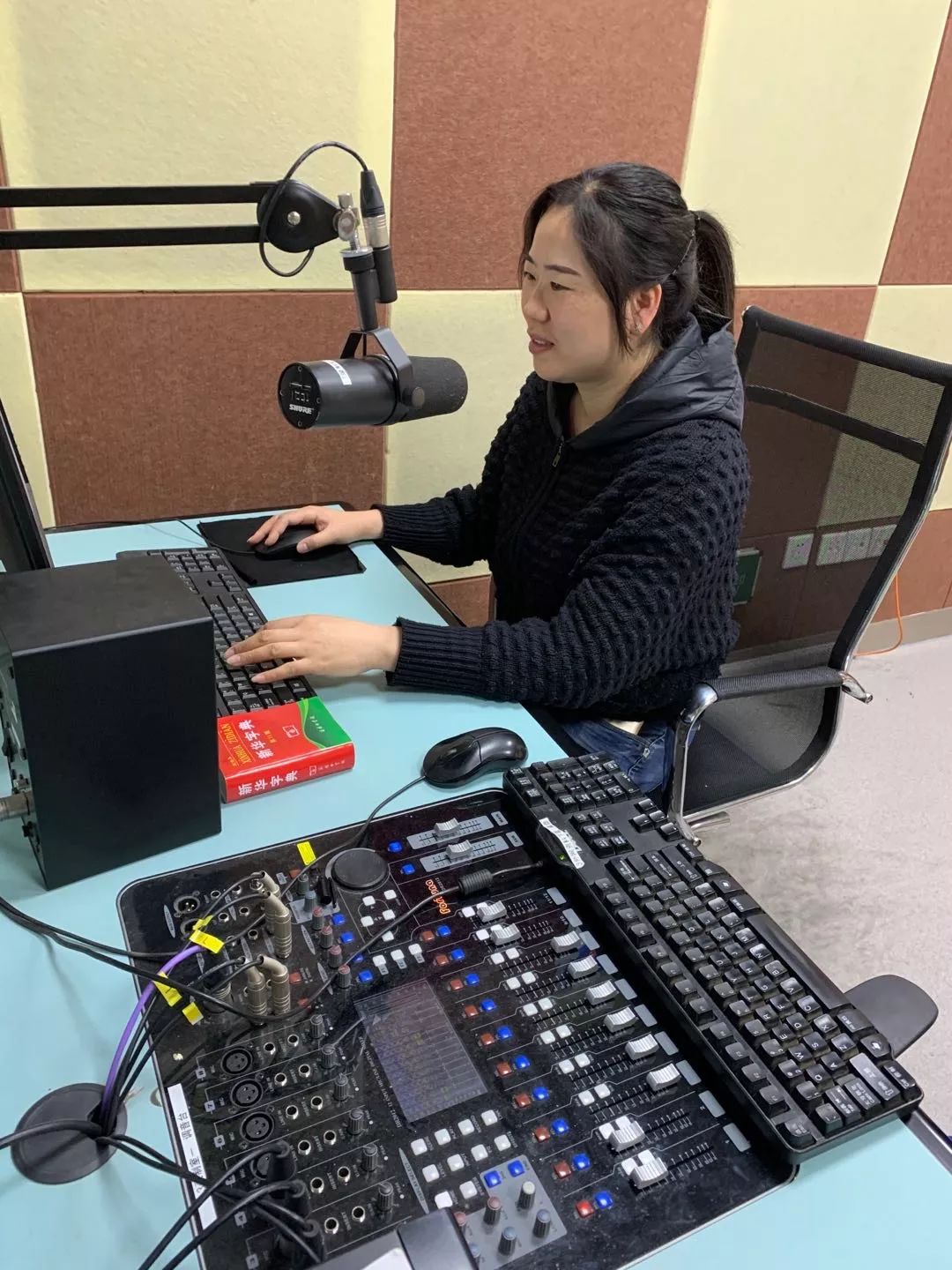 1048广元交通旅游广播全体祝全市新闻工作者节日快乐