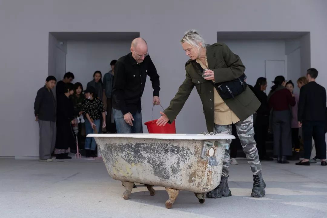 英國藝術家莎拉盧卡斯大展登陸紅磚美術館