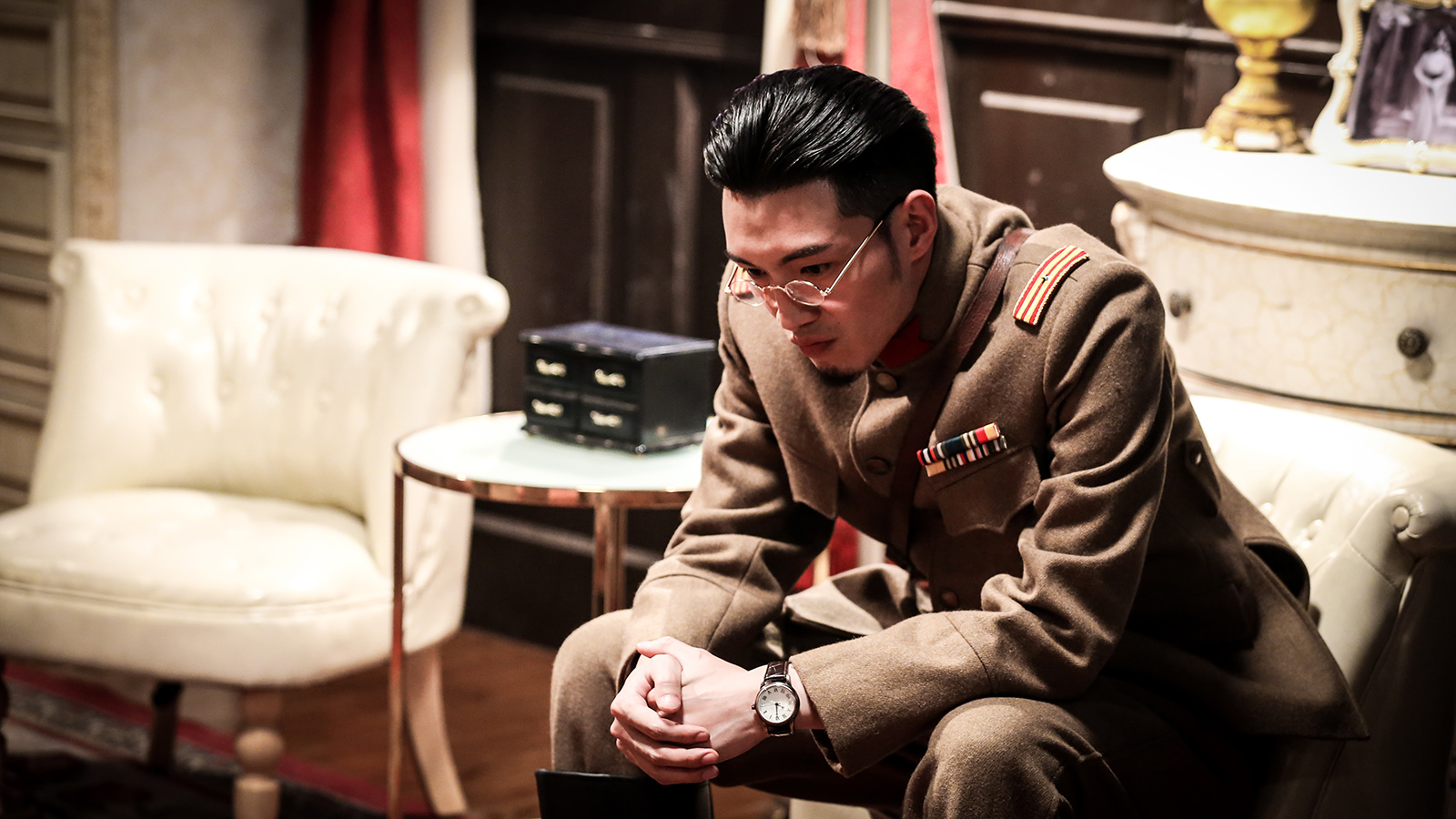 抗战剧铁家伙热播肖阳的手办物件鲁班盒彰显细节上用心