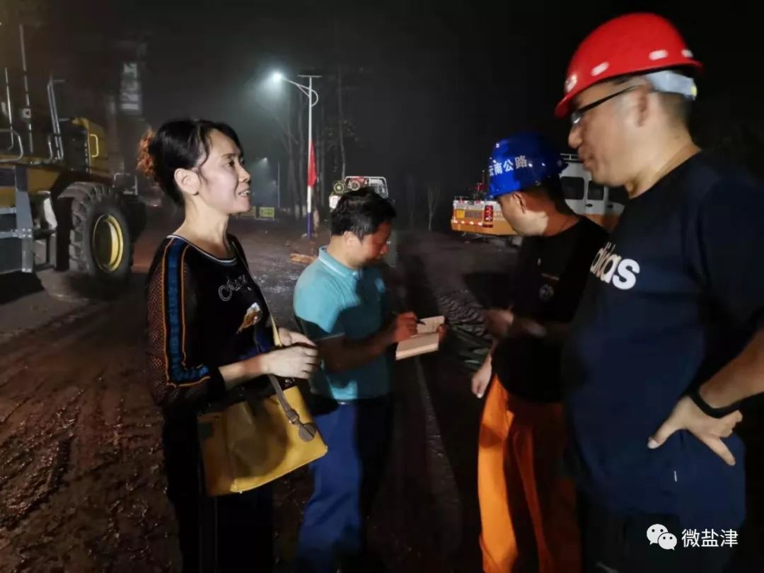 在这个特别的日子点亮小心心送给每一位在路上的新闻同行记者节快乐!