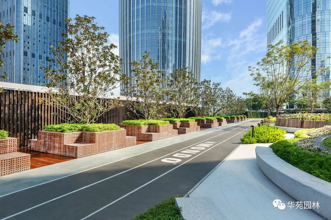 商业铺装 简约雅致在商业综合体广场中,我们选用白虎纹石,白锈石与