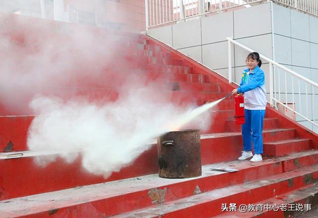 寶雞市蔡家坡高級(jí)中學(xué)舉行2019消防疏散演練(圖9) 寶雞市蔡家坡高級(jí)中學(xué)舉行2019消防疏散演練(圖9)