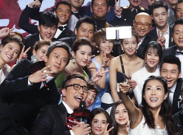 谁说刘亦菲是"合影杀手",她只用一个小眼神,瞬间秒杀一群人!_女明星