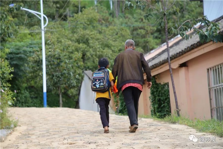点赞花甲残疾老人每天步行近10公里送孙子上学为平凡人点个赞